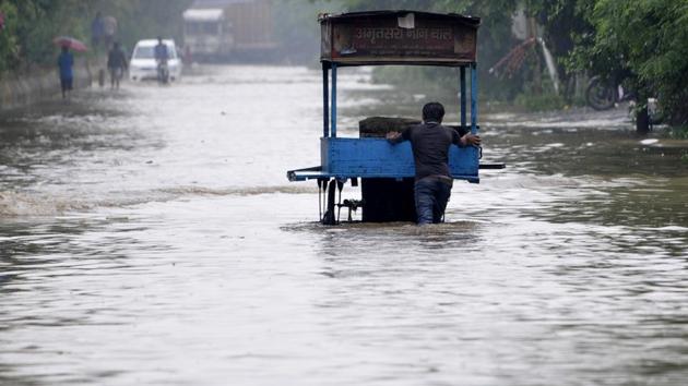 Noida and its surrounding areas experienced medium to light sporadic rain on Monday. The weather department expects showers for the next two days with moderate rainfall. (Sunil Ghosh / HT Photo) 