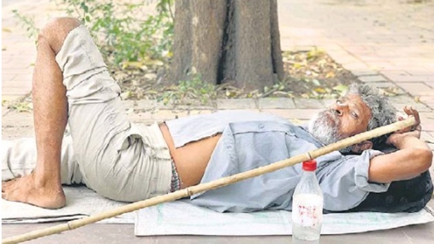 Manohar Fakir, a junk collector, lives alone in Delhi. (HT Photo) Manohar Fakir, a junk collector, lives alone in Delhi. (HT Photo)