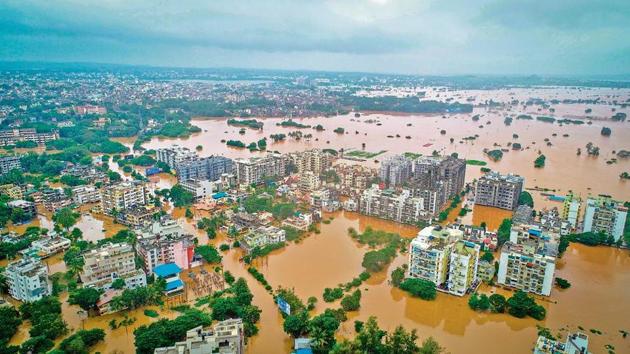 Even after 72 hours, a stretch of National Highway-4 connecting Kolhapur to Mumbai via Pune is closed for vehicular traffic from Gandhinagar phata at Kolhapur district due to heavy rains, said a state highway police official.(Shivam Bodhe/Hindustan Times)