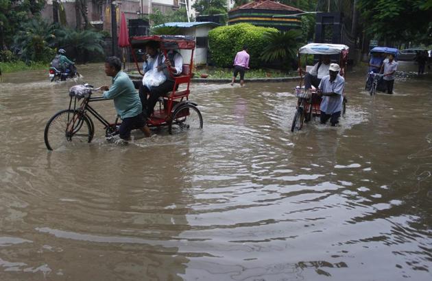 Heavy rain in Gurugram caused severe waterlogging at important locations, resulting in snarls, severely arresting traffic movement during the morning rush hours.(HT Photo)