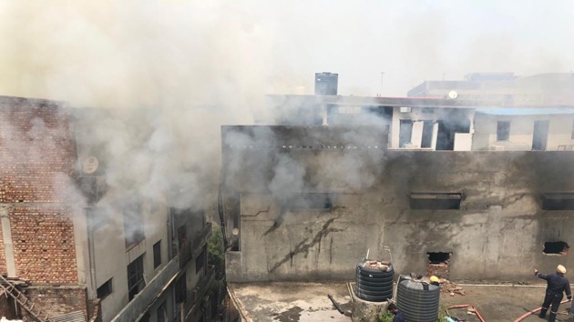 Seven workers, who were stuck on the top floor after the fire, came down through the adjoining factory with the help of a ladder(HT Photo/ Gurpreet Singh)