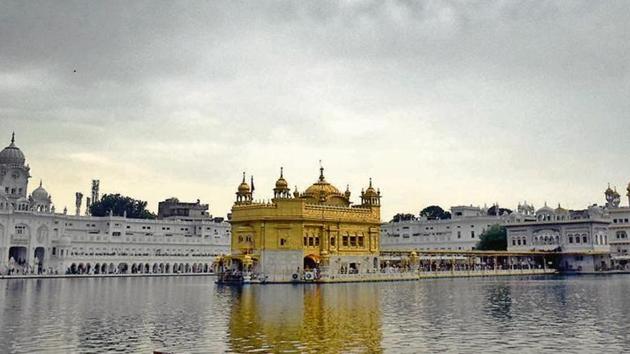 The Shiromani Gurdwara Parbandhak Committee (SGPC) on Wednesday started the project of planting vines in the corridors of the parikrama (circumambulation) of the Golden Temple with a view to increase the green cover in the historic shrine.(Sameer Sehgal/Hindustan Times)