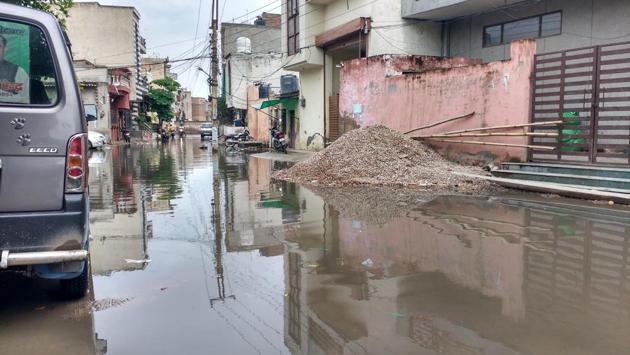 Feroz Gandhi colony, which is near the section of Basai Road that caved because of a pipeline leakage, has been flooded with sewage water since the repair work started on Saturday.(HT Photo) Feroz Gandhi colony, which is near the section of Basai Road that caved because of a pipeline leakage, has been flooded with sewage water since the repair work started on Saturday.(HT Photo)