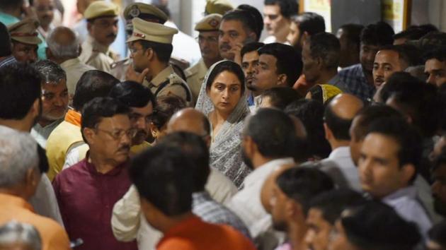 A host of Union ministers and other senior party leaders visited AIIMS and met the bereaved family of the former external affairs minister.(Sanchit Khanna/HT PHOTO.)