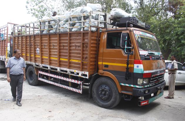 The police said that the driver of the truck allegedly left his vehicle after the accident and fled the spot. (Yogendra Kumar/HT PHOTO) The police said that the driver of the truck allegedly left his vehicle after the accident and fled the spot. (Yogendra Kumar/HT PHOTO)