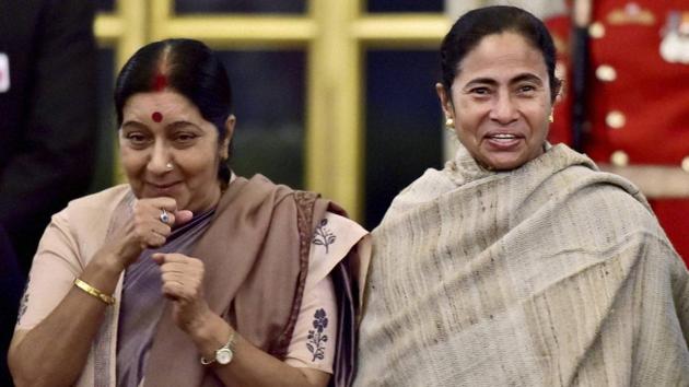 Sushma Swaraj with Mamata Banerjee during a banquet hosted in the honor of Bangladesh President M Abdul Hamid at Rashtrapati Bhavan. As the leader of the opposition in the Lok Sabha, her informal interaction with journalists ended in May 2012 when some reporters quoted her on the possibility of Hamid Ansari’s chance in Rashtrapati Bhavan. After that she never returned to ‘background briefing’ to reporters, even as foreign affairs minister, and carried that grudge till her last days. (Kamal Kishore / PTI Archive)