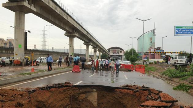 According to officials, the cave-in happened because of a leakage in the sewage pipeline passing below the road following which the traffic police and DLF, the custodian of the road, closed the facility. (HT Photo) According to officials, the cave-in happened because of a leakage in the sewage pipeline passing below the road following which the traffic police and DLF, the custodian of the road, closed the facility. (HT Photo)