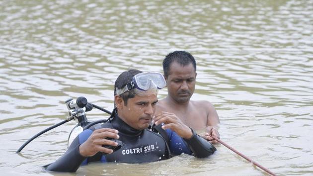 NDRF personnel search for the body of 22-year-old Ankur Yadav in a pond in Noida on Tuesday, Aug 6, 2019. (Sunil Ghosh / HT Photo) NDRF personnel search for the body of 22-year-old Ankur Yadav in a pond in Noida on Tuesday, Aug 6, 2019. (Sunil Ghosh / HT Photo)