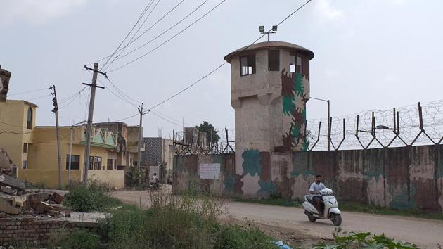 Houses near the boundary wall of Chandigarh International Airport at Bhabat village in Zirakpur. (Sushil Prajapati/HT) Houses near the boundary wall of Chandigarh International Airport at Bhabat village in Zirakpur. (Sushil Prajapati/HT)