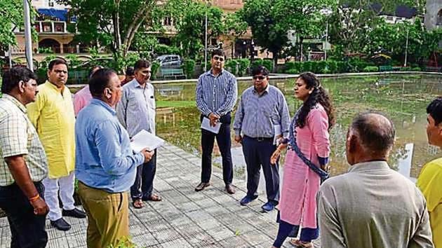 Noida authority CEO Ritu Maheshwari (third from right) also inspected parks in sectors 71, 56 and 108.(HT Photo) Noida authority CEO Ritu Maheshwari (third from right) also inspected parks in sectors 71, 56 and 108.(HT Photo)