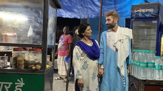 Seema and Nasir Nabi run a snacks stall in Ghalib street in central Delhi. (HT Photo) Seema and Nasir Nabi run a snacks stall in Ghalib street in central Delhi. (HT Photo)