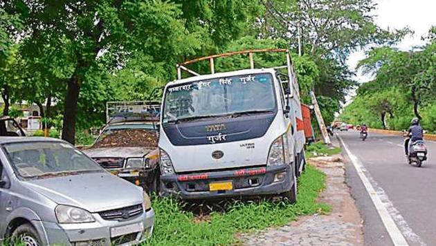 Unclaimed vehicles at Kavi Nagar in Ghaziabad. The police will seize such vehicles and take legal action against owners. Unclaimed vehicles at Kavi Nagar in Ghaziabad. The police will seize such vehicles and take legal action against owners.
