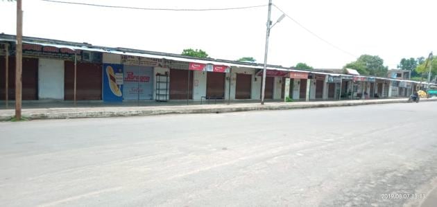 A market at Khajuraho wore a deserted look on Thursday due to indefinite strike by local traders and others (HT Photo) A market at Khajuraho wore a deserted look on Thursday due to indefinite strike by local traders and others (HT Photo)