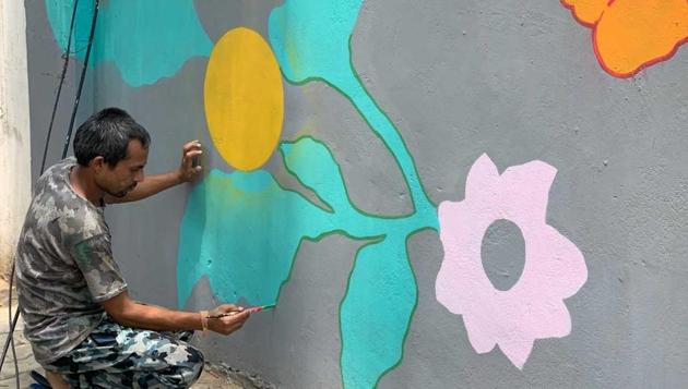 Pushpendra Kumar painting on a wall in Gurugram Sector 15 (HT Photo) Pushpendra Kumar painting on a wall in Gurugram Sector 15 (HT Photo)