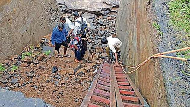 The iron ladder being used to cross the stretch in Palghar district. (HT Photo)