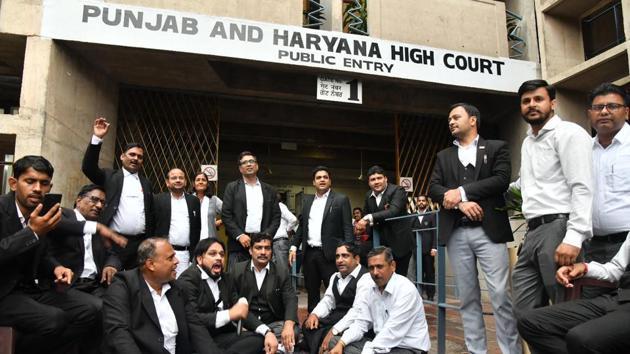 Laweyrs protest at the main gate of Punjab and Haryana High court in Chandigarh. (Ravi Kumar/Hindustan Times) Laweyrs protest at the main gate of Punjab and Haryana High court in Chandigarh. (Ravi Kumar/Hindustan Times)