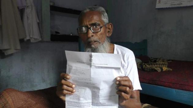 Sheikh Sameeruddin shows the letter from external affairs ministry that helped in bringing back his son back from Saudi Arabia. (Manoj Kumar / HT Photo) Sheikh Sameeruddin shows the letter from external affairs ministry that helped in bringing back his son back from Saudi Arabia. (Manoj Kumar / HT Photo)