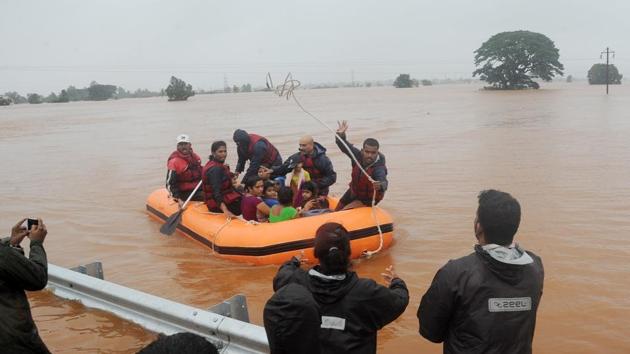 Residents of several areas in Kolhapur were rescued from their flooded homes using boats on Wednesday, August 7, 2019.(Anil Velhal / HT Photo)