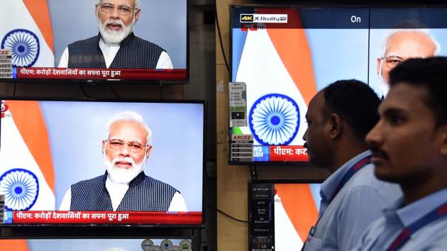 People watch as PM Narendra Modi addresses Nation at Vashi in Navi Mumbai,on August 8, 2019.(Bachchan Kumar/ Hindustan Times)