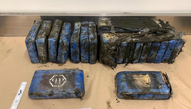 This handout picture released on August 8, 2019 courtesy of detective inspector Colin Parmenter from the New Zealand Police Waitemata District shows a number of packages containing cocaine on display after they were discovered by police on West Auckland's Bethells Beach. (AFP) This handout picture released on August 8, 2019 courtesy of detective inspector Colin Parmenter from the New Zealand Police Waitemata District shows a number of packages containing cocaine on display after they were discovered by police on West Auckland's Bethells Beach. (AFP)