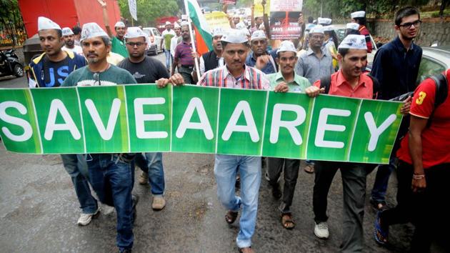 Residents of Aarey colony protests against Mumbai metro. (Sanjay Solanki/HT photo)