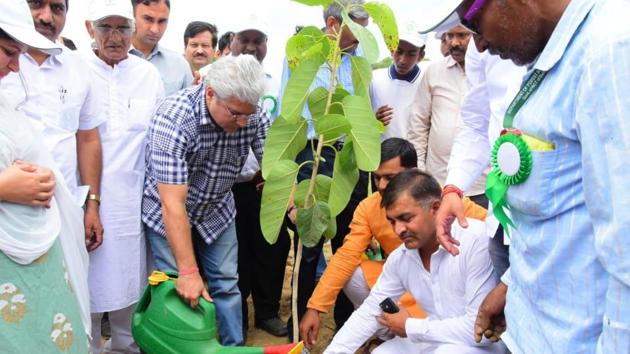 Delhi environment minister Kailash Gahlot started the mass drive from Issapur village, near Najafgarh in southwest Delhi where 5,000 saplings were planted in a patch of 1,000 hectares.(Twitter/Office of Kailash Gahlot)