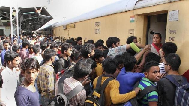 Migrant workers, working in Kashmir Valley, jostle to board a train from the Jammu railway station on Thursday, August 8, 2019.(HT Photo)
