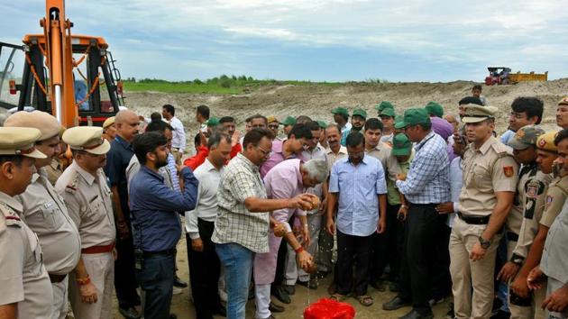 Jal Shakti Minister Gajendra Singh Shekhawat along with Delhi Chief Minister Arvind Kejriwal inaugurates a natural water reservoir project to conserve rainwater on the floodplains of river Yamuna, at Sungarpur. (Amal KS/ Hindustan Times) Jal Shakti Minister Gajendra Singh Shekhawat along with Delhi Chief Minister Arvind Kejriwal inaugurates a natural water reservoir project to conserve rainwater on the floodplains of river Yamuna, at Sungarpur. (Amal KS/ Hindustan Times)