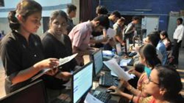 A total of 7,180 students did not take admission in the third round of the First Year Junior College (FYJC) admissions through the online centralised admission process (CAP).(HT/PHOTO)