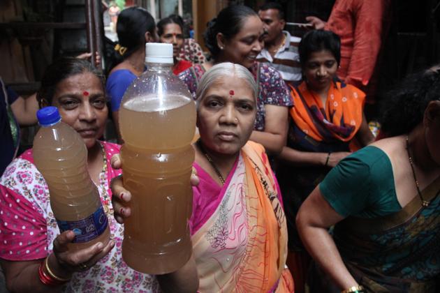 Despite the Thane Municipal Corporation changing the water pipeline last week, residents continue to get raw water. (HT Photo) Despite the Thane Municipal Corporation changing the water pipeline last week, residents continue to get raw water. (HT Photo)