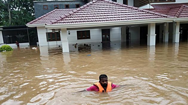 An orange alert was issued for Thrissur, Palakkad, Wayanad, Kannur and Kasaragod. Orange alert was also issued for Idukki, Malappuram, Kozhikode, Wayanad and Kasargod districts for Thursday. All schools and colleges in Malappuram and Wayanad districts will remain closed. (ANI)