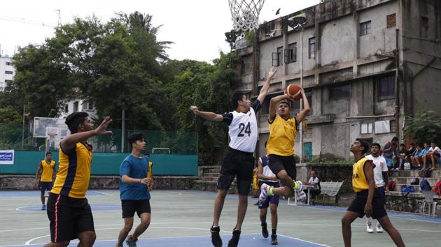 Voba boys (yellow) against Club 2.0 (white) in action during the under-18 Girikand Cup District Championship on Thursday at Deccan Gymkhana. (Rahul Raut/HT photo) Voba boys (yellow) against Club 2.0 (white) in action during the under-18 Girikand Cup District Championship on Thursday at Deccan Gymkhana. (Rahul Raut/HT photo)