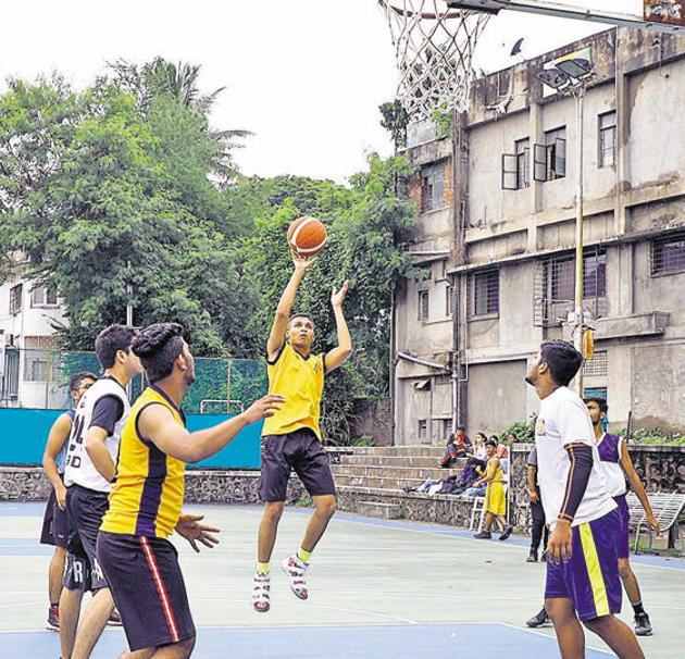 Voba boys (yellow) against Club 2.0 (white) in action during the under-18 Girikand Cup District Championship on Thursday at Deccan Gymkhana. (Rahul Raut/HT PHOTO) Voba boys (yellow) against Club 2.0 (white) in action during the under-18 Girikand Cup District Championship on Thursday at Deccan Gymkhana. (Rahul Raut/HT PHOTO)
