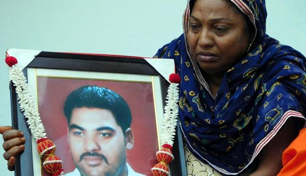 Kaushalya Devi with a picture of her son Bhim Sain Tank who was murdered in December 2015. (HT File Photo)