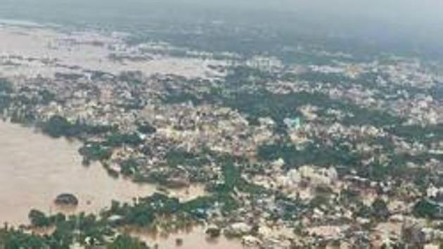 At least 2.05 lakh people have been displaced so far and 27 killed in the floods that continued to ravage western Maharashtra on Thursday(PTI)