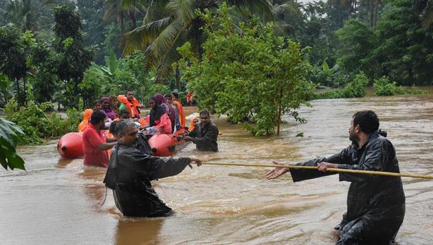 Army and NDRF personnel carry out a rescue operation in a flood affected area of Ernakulam district, Friday, Aug 9, 2019.(PTI photo)