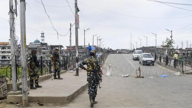 Security personnel stood guard during restrictions in Srinagar on Thursday.(PTI Photo)