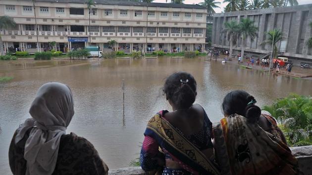 Local people look at a submerged residential in Sangli, India, on Thursday, August 8, 2019.(Photo by Uday Deolekar/ Hindustan Times)