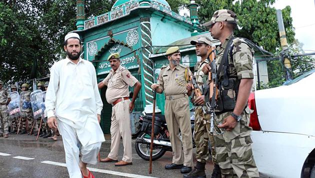 Security personnel stand guard during the Friday prayers at a mosque in Jammu on Friday.(ANI)
