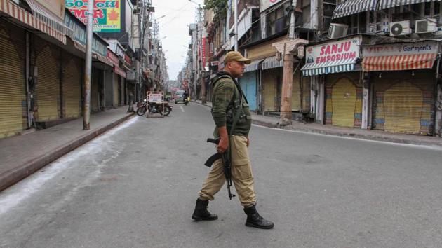 Jammu: Security personnel stand guard during restrictions, in Jammu, Friday Aug 9, 2019.(PTI photo)