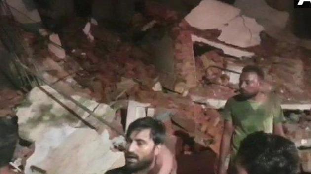 A three-storey apartment building in Pragatinagar, Nadiad collapsed on Friday night.(ANI Photo) A three-storey apartment building in Pragatinagar, Nadiad collapsed on Friday night.(ANI Photo)