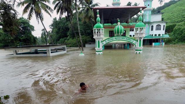 According to ANI, the defence PRO said that all 14 Navy teams in Kolhapur have proceeded for rescue operations at Shiroli village near Kolhapur from 6 am Saturday,(HT photo)