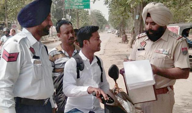 With automatic challan system being setup in Bathinda, getting away with traffic violations will no longer be feasible.(HT Photo) With automatic challan system being setup in Bathinda, getting away with traffic violations will no longer be feasible.(HT Photo)