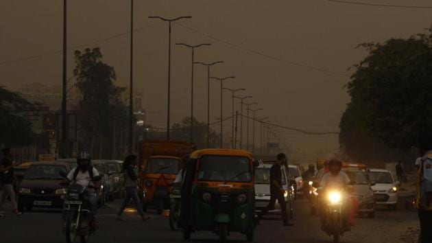 Fifty-two centre-state joint inspection teams, deployed across Delhi-NCR last winter to check pollution, had reported that nearly 50% of the violations that were pushing up pollution levels in Delhi-NCR came from the construction and demolition sectors (Yogendra Kumar/HT PHOTO) Fifty-two centre-state joint inspection teams, deployed across Delhi-NCR last winter to check pollution, had reported that nearly 50% of the violations that were pushing up pollution levels in Delhi-NCR came from the construction and demolition sectors (Yogendra Kumar/HT PHOTO)