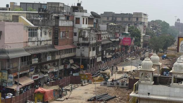 A view of cordoned off roads dug up as part of reconstruction work under the Chandni Chowk redevelopment plan. (Sanchit Khanna/HT PHOTO) A view of cordoned off roads dug up as part of reconstruction work under the Chandni Chowk redevelopment plan. (Sanchit Khanna/HT PHOTO)
