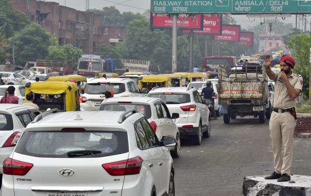 On an average, the department issues 400 challans to traffic violators everyday.(HT PHOTO)