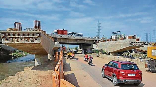 The canal road runs parallel to Hindon canal from Vasundhara to UP Gate, linking Ghaziabad with east Delhi and Noida.(sakib ali/ht) The canal road runs parallel to Hindon canal from Vasundhara to UP Gate, linking Ghaziabad with east Delhi and Noida.(sakib ali/ht)