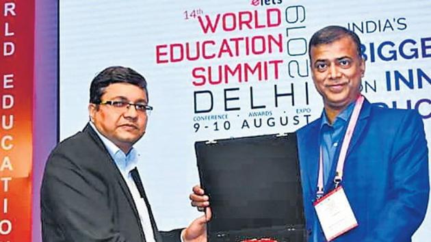 Anand Kishore, BSEB chairman receiving award(Sourced)