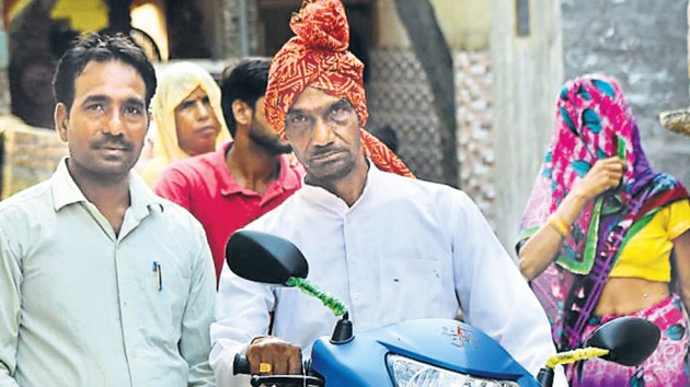 Rammati was delighted because she could got a picture clicked with her husband. She said he was always shy and even avoided talking to her in front of the family. (Yogendra Kumar/HT Photo) Rammati was delighted because she could got a picture clicked with her husband. She said he was always shy and even avoided talking to her in front of the family. (Yogendra Kumar/HT Photo)
