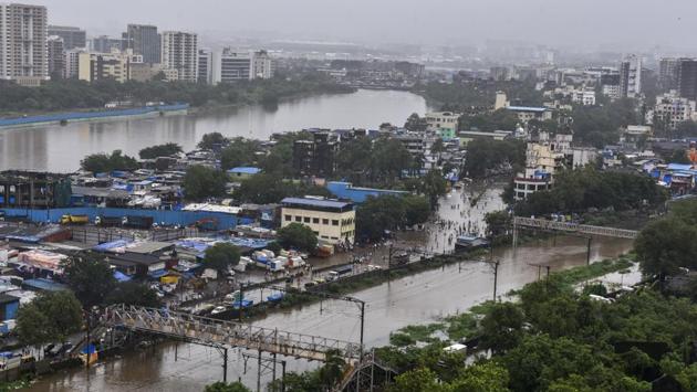 A view of the waterlogged tracks and between Sion and Kurla and surrounding areas after the water level of Mithi river rose following heavy monsoon rains at Chunabhati in Mumbai. (Kunal Patil / HT Photo) A view of the waterlogged tracks and between Sion and Kurla and surrounding areas after the water level of Mithi river rose following heavy monsoon rains at Chunabhati in Mumbai. (Kunal Patil / HT Photo)